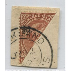 MALVINAS 1891 Yv. 07A ESTAMPILLA BISECTADA SOBRECARGADA 1/2 PENIQUE EN FRAGMNETO CON MATASELLO SOBRE AMBOS SUMAMENTE RARA 325 EUROS